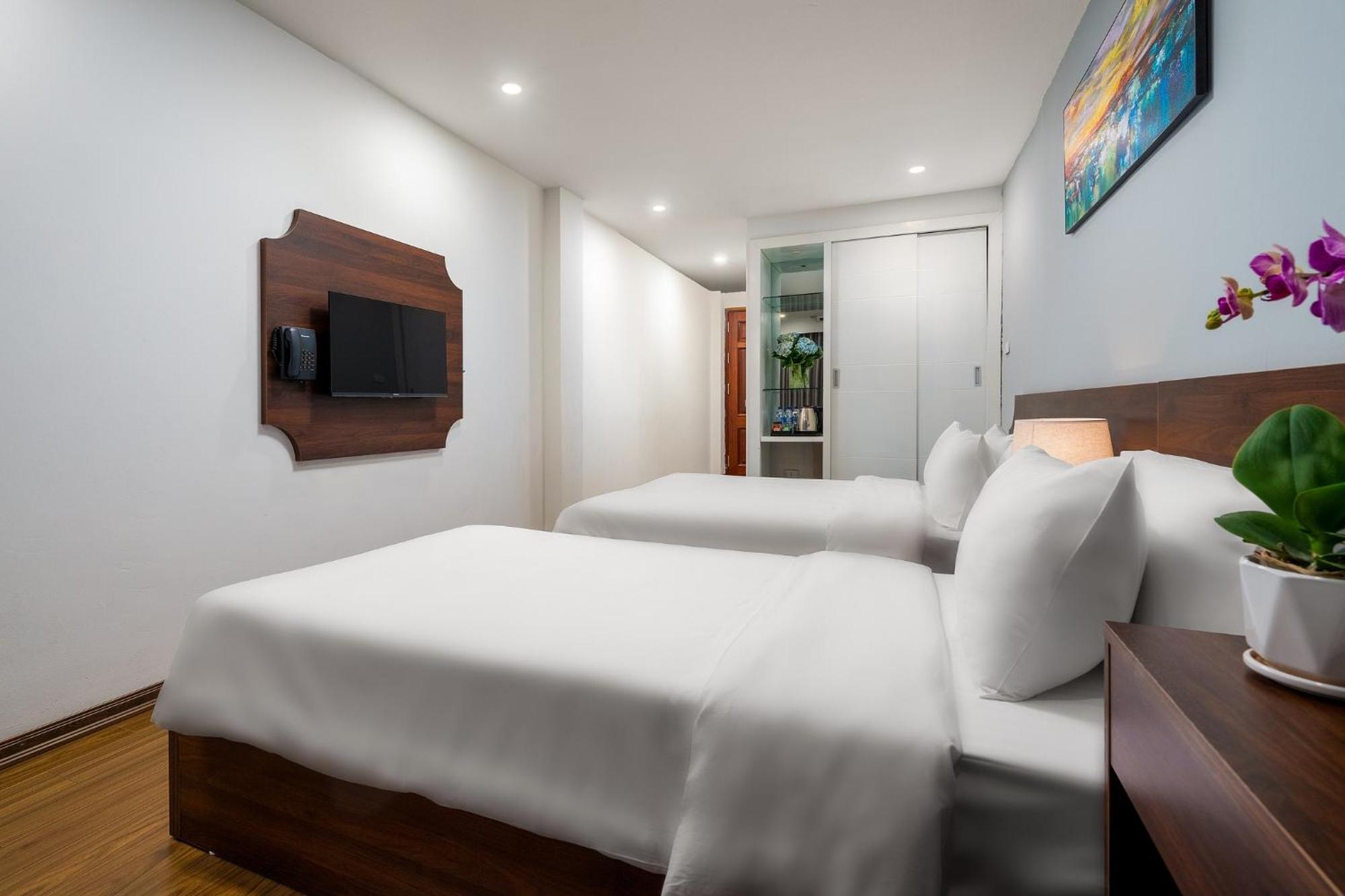 Astoria - St Joseph Cathedral Hotel 3*